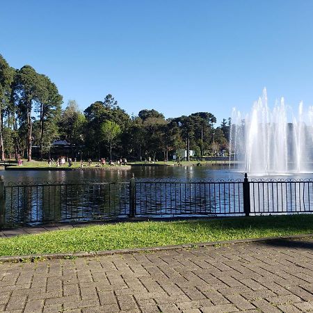 Lugar encantador com pátio, próximo ao pórtico de Gramado Esterno foto