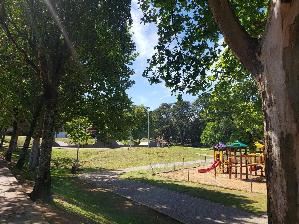 Lugar encantador com pátio, próximo ao pórtico de Gramado Esterno foto